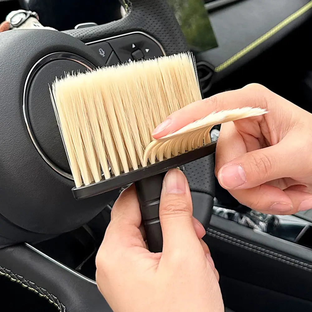 Detailbürste für die Autopflege mit schwarzem Griff und dichten hellbeigen Borsten für eine schonende Innenraumreinigung.