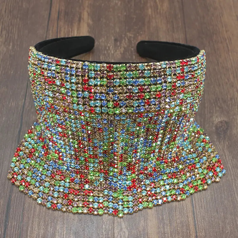 Serre-tête en perles et strass pour cheveux de mariée, avec un design évasé vibrant multi-couleurs en strass, et un intérieur élastique noir.