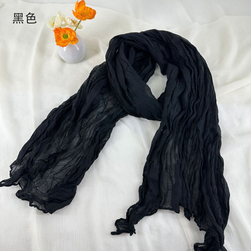 Écharpe en coton et lin plissé en mousseline de chiffon noire légère, à la texture froissée et au tombé souple, avec des bords effilochés
