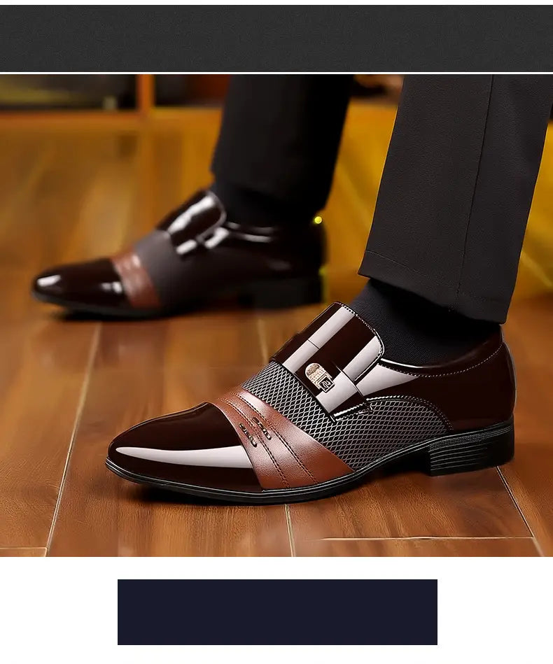 Zapatos de vestir de punta afilada de lujo para hombre en charol marrón y negro con panel de malla, detalle de correa marrón y hebilla plateada.