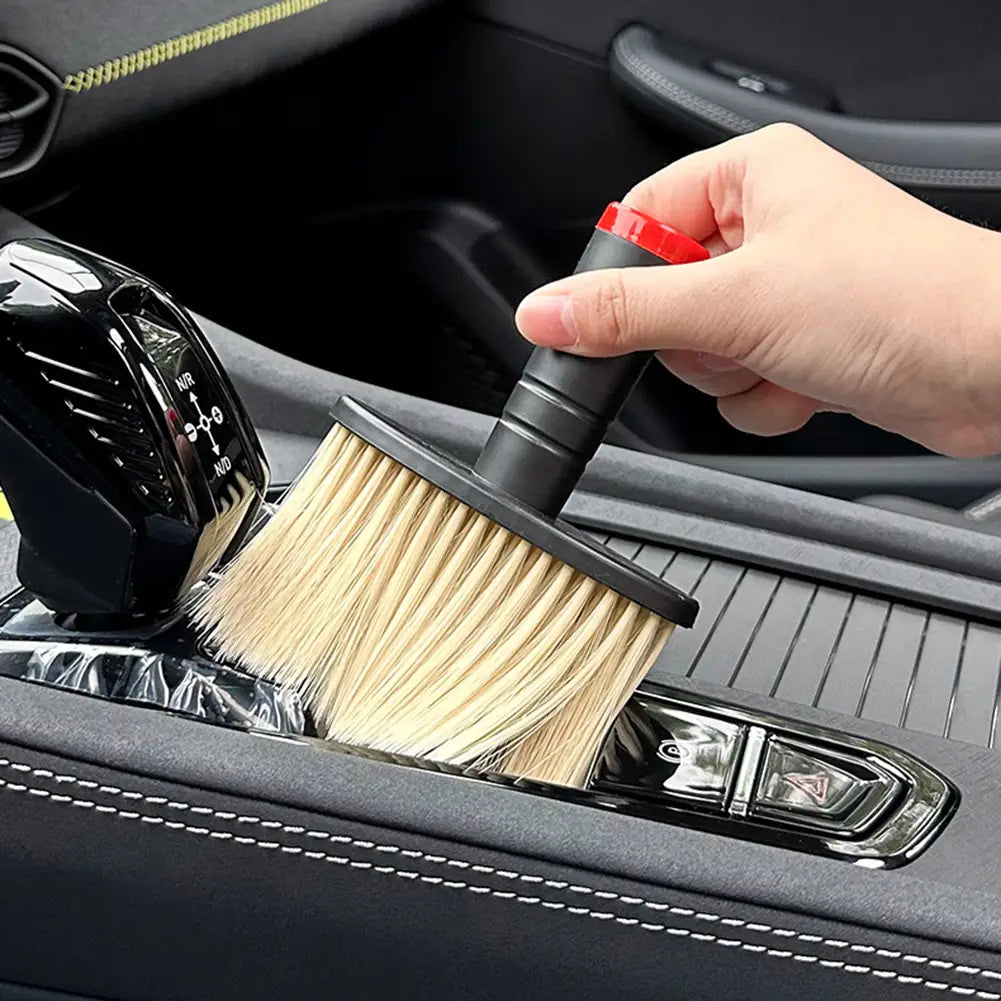 Detailbürste für die Autopflege mit schwarzem Griff, weichen hellbeigen Borsten und rotem Akzent am Griff, ausgelegt für eine besonders sanfte Innenraumreinigung