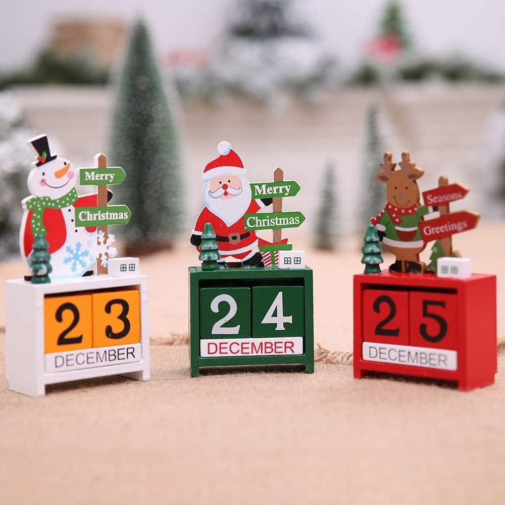 Tres bloques de calendario de adviento navideño de madera con temática festiva, que presentan personajes pintados a color de un muñeco de nieve, Santa Claus y renos con visualizadores de fechas.