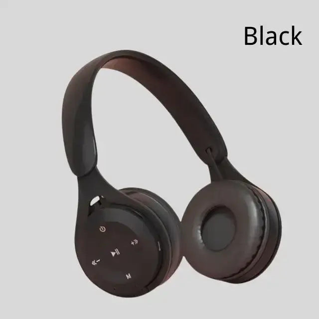 ブラックのワイヤレス・オーバーイヤーBluetoothヘッドホン。パッド付きイヤーカップと洗練されたミニマルデザインを備え、多用途のリスニングと長時間の充電時間のための3.5mmオーディオポートを搭載しています。