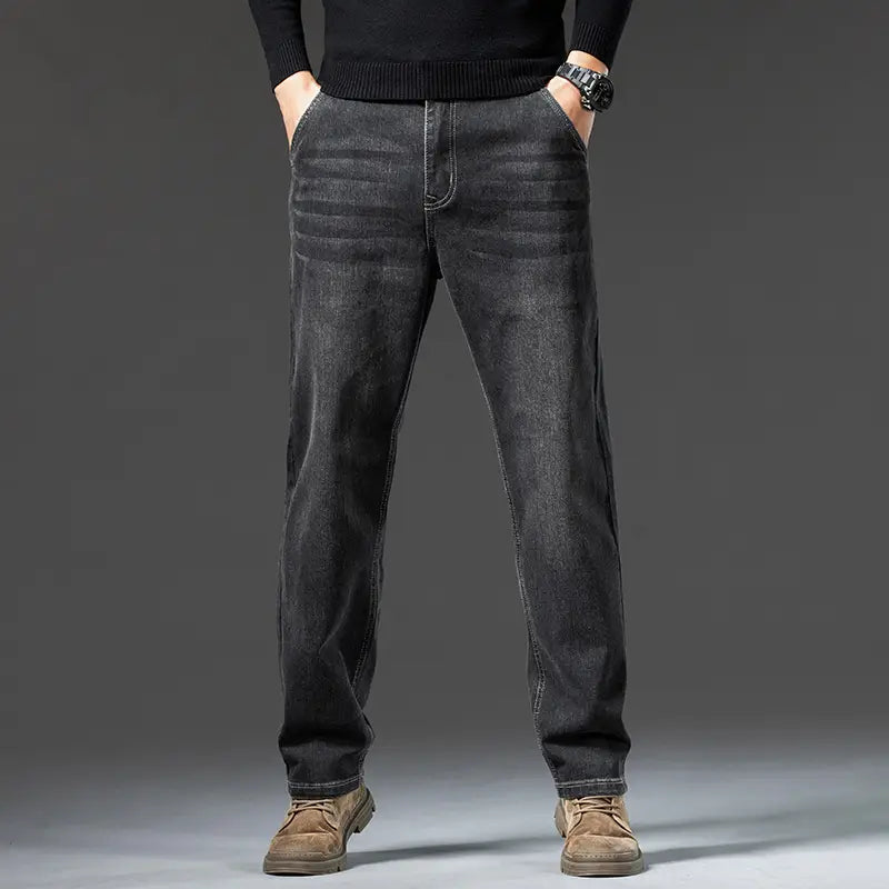 Jeans rétro délavés coupe droite ample pour hommes en denim bleu foncé, avec une coupe droite et des détails de surpiqûres visibles.