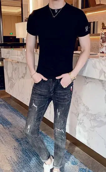 T-shirt pour homme noir logo, coupe ajustée, décontracté, en coton, à manches courtes et petit logo blanc sur la poitrine gauche.