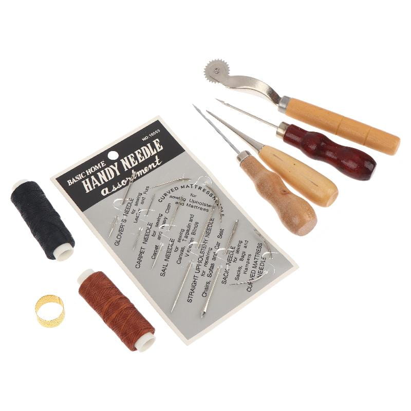 Trousse pratique pour la maison d’assortiment d’aiguilles, comprenant des aiguilles de couture métalliques variées et des bobines de fil aux couleurs vives, dans une trousse d’outils de couture en cuir pour travaux manuels et réparations DIY.