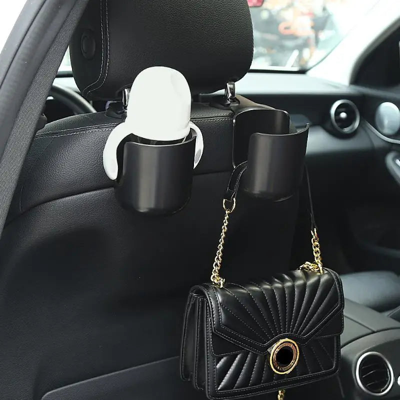 Bandeja organizadora para consola central Icar V23 de plástico negro mostrada desde el lado posterior, con un organizador para reposacabezas que presenta un portavasos con forma de plátano blanco y dos portavasos cilíndricos negros.