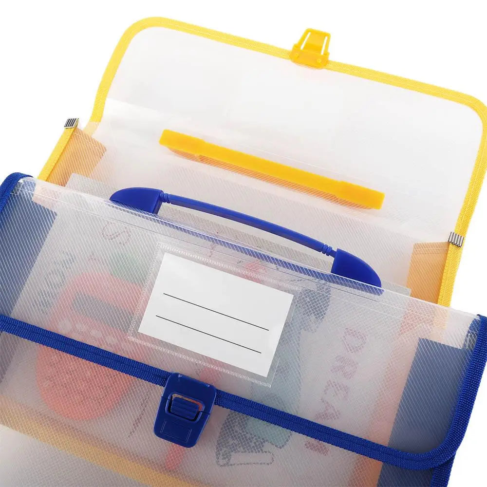 Porte-documents de type organisateur pour documents A4 extensible en filet transparent avec accents bleus et jaunes, doté d’une poignée robuste et d’un fermoir sécurisé pour un rangement efficace des documents.