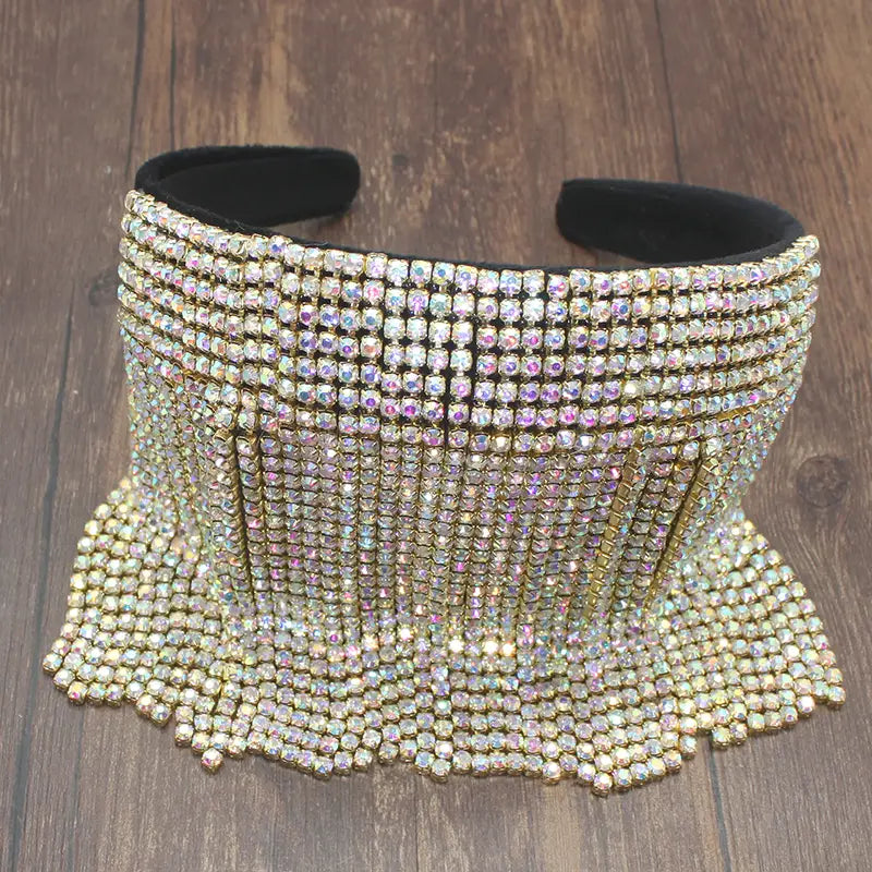 Bandeau en perles et strass orné d’un design large et scintillant, avec une doublure intérieure en velours noir et une frange dégradée de cristaux irisés, pour une coiffure de mariée raffinée.