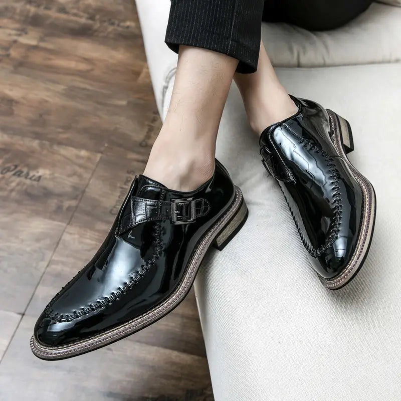 Herren glänzende Lackleder-Kleiderschuhe in Schwarz: Sie verfügen über eine glänzende Oberfläche und detaillierte Ziernähte entlang der Zehenpartie und der seitlichen Nahtlinien beim Mönchriemen-Design.