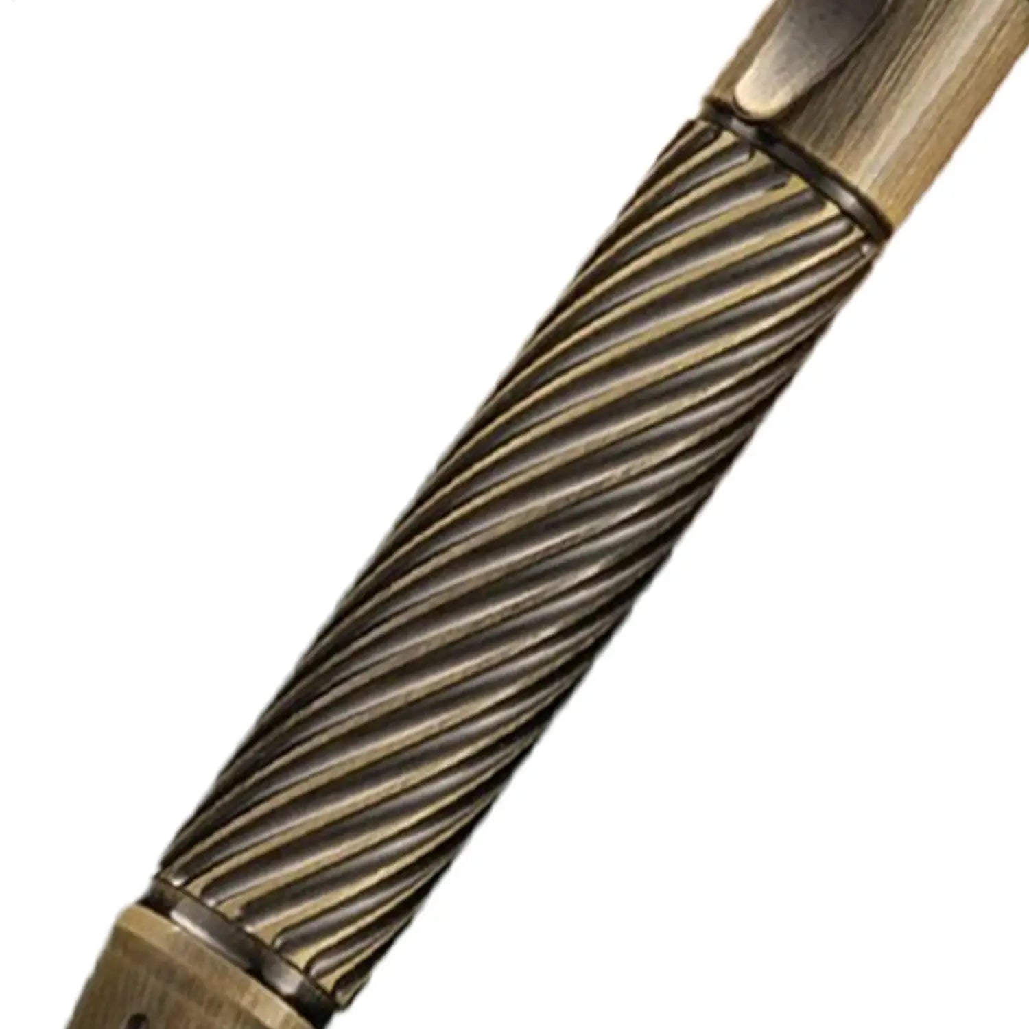 Un stylo de voyage rétro en laiton antique pour hommes, avec une prise torsadée et texturée, et des accents métalliques polis.