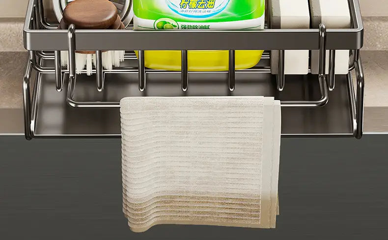 Estante organizador para fregadero de cocina de acero inoxidable que sostiene una esponja y un cepillo de fregar para un almacenamiento eficiente sobre la encimera.