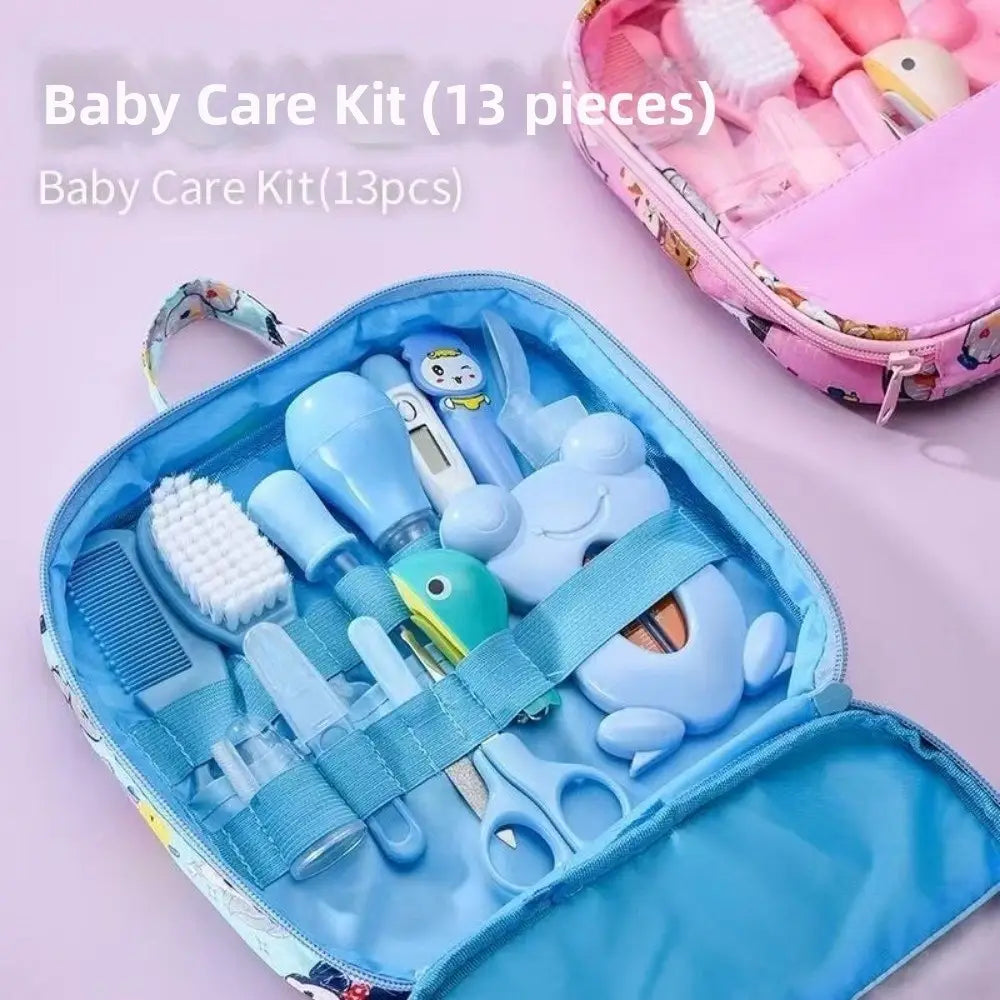 Blaues Baby-Pflegeset im 13-teiligen Neugeborenenpflege-Set mit weichen Silikon- und Kunststoffwerkzeugen in Pastellfarben, ausgelegt für Hygiene und Pflege von Säuglingen.