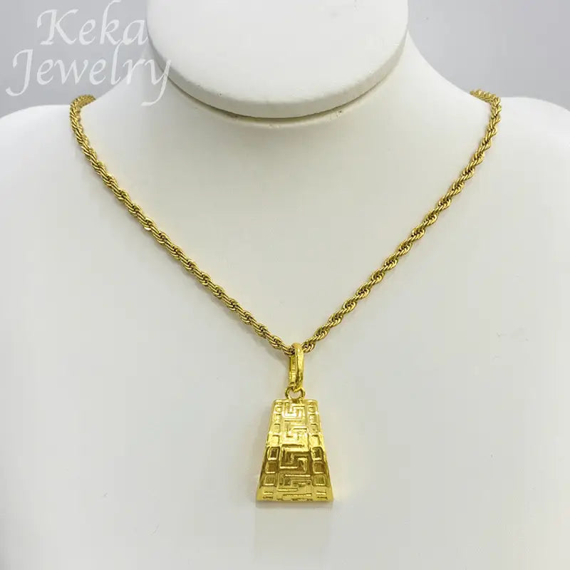 Goldfarbene Seilketten-Halskette mit rechteckigem Anhänger, der ein kunstvolles geometrisches griechisches Mäander-Muster aufweist, in einem Schmuckset mit griechischem Mäander mit Anhänger und Creolen.