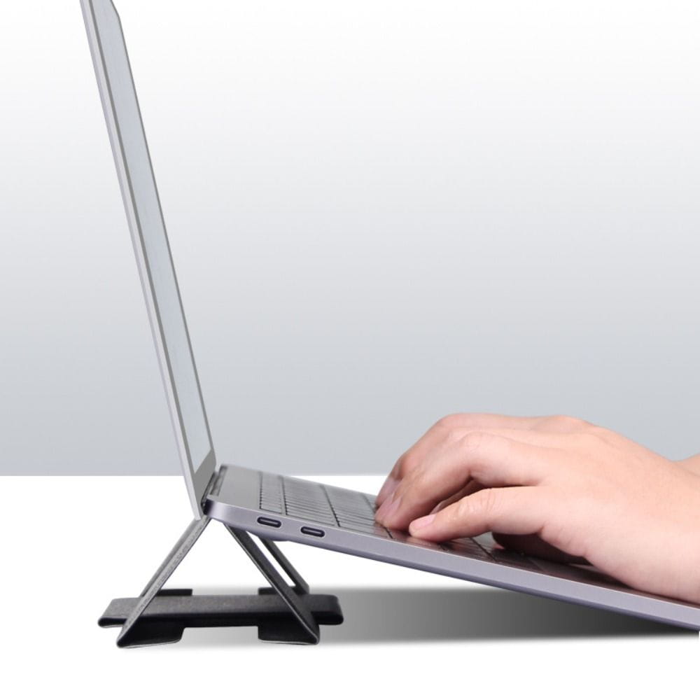 Schwarzer faltbarer Laptopständer aus Metall, der einen silbernen Laptop trägt, ausgelegt für 12- bis 16-Zoll-Notebooks.