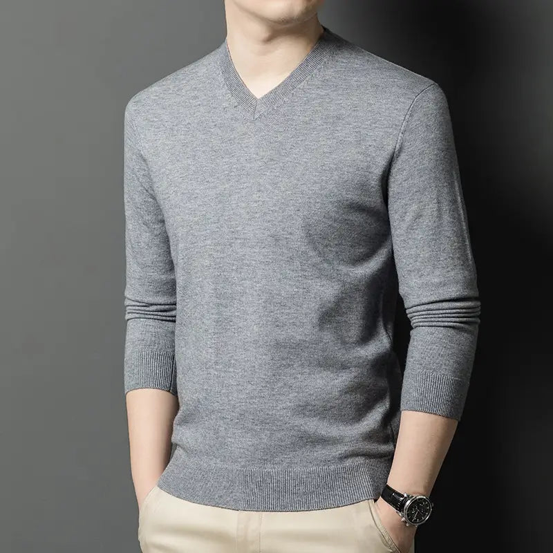 Herren-V-Ausschnitt-Strickpullover in Grau mit weichem, strukturiertem Strickmaterial und gerippten Bündchen.