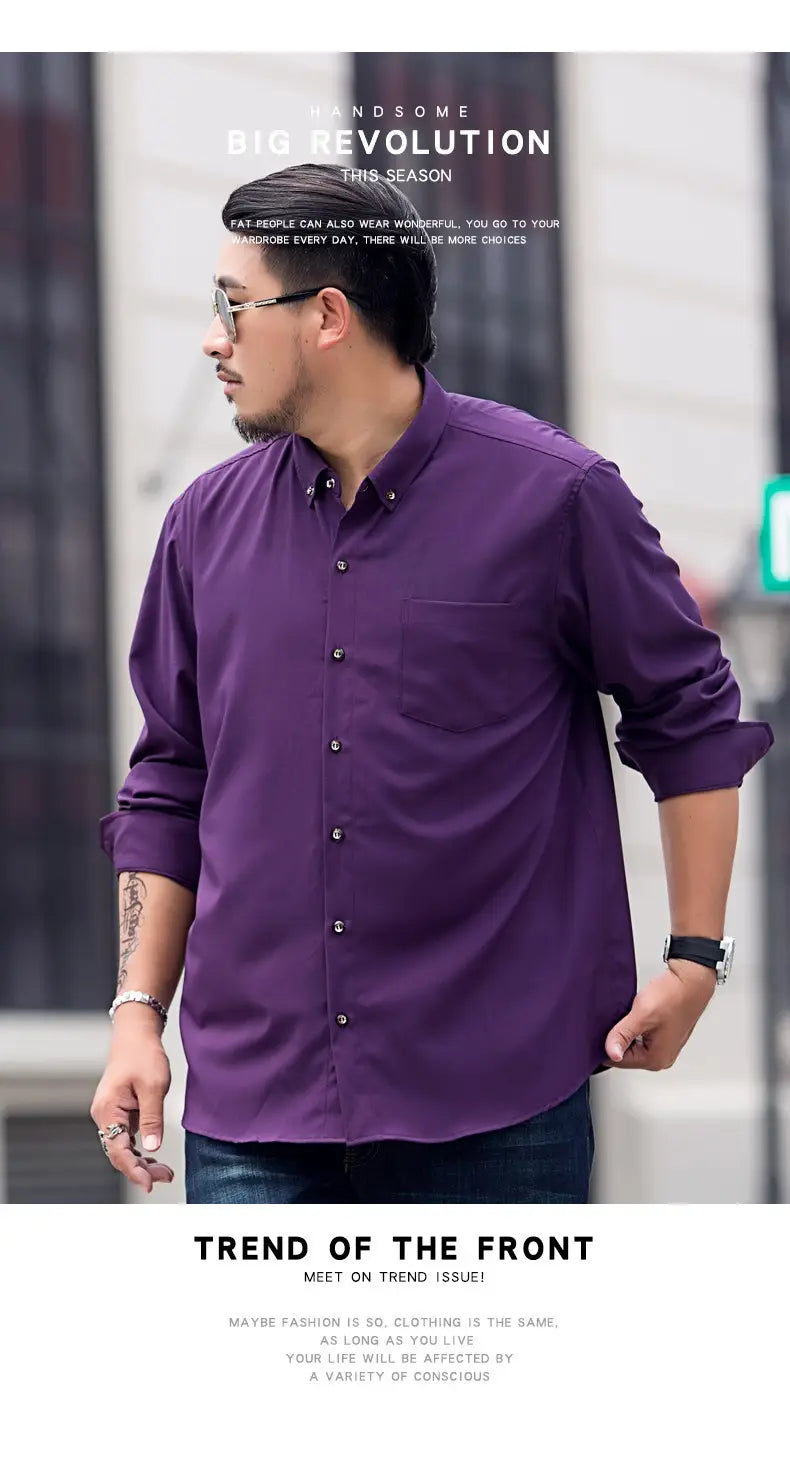Chemise habillée pour hommes, grande taille, manches longues violette, avec col classique et texture subtile, adaptée à une tenue de travail formelle.