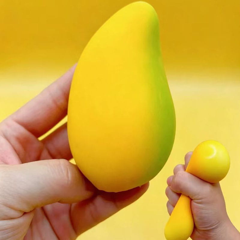 Un jouet antistress souple en forme de mangue, jaune et vert, vibrant, fabriqué en silicone lisse, vu de face, pour soulagement du stress et utilisation lors d’une fête d’anniversaire.