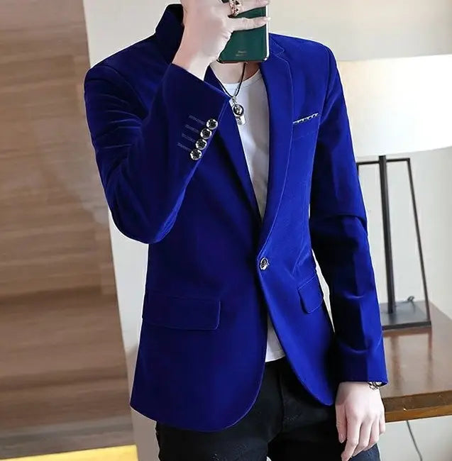 Veste de blazer en velours bleu royal éclatant à coupe slim pour homme, avec des boutons à finition ton sur argent et une coupe sur mesure élégante.