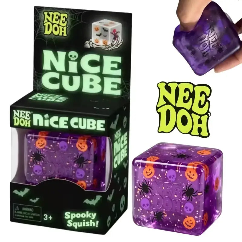 cube halloween tout doux d’agitation sensorielle needoh en matériau translucide violet, comprenant des citrouilles oranges de type jack-o’-lantern, des araignées noires et des crânes violets intégrés, sous forme de jouet d’agitation sensorielle tout doux.