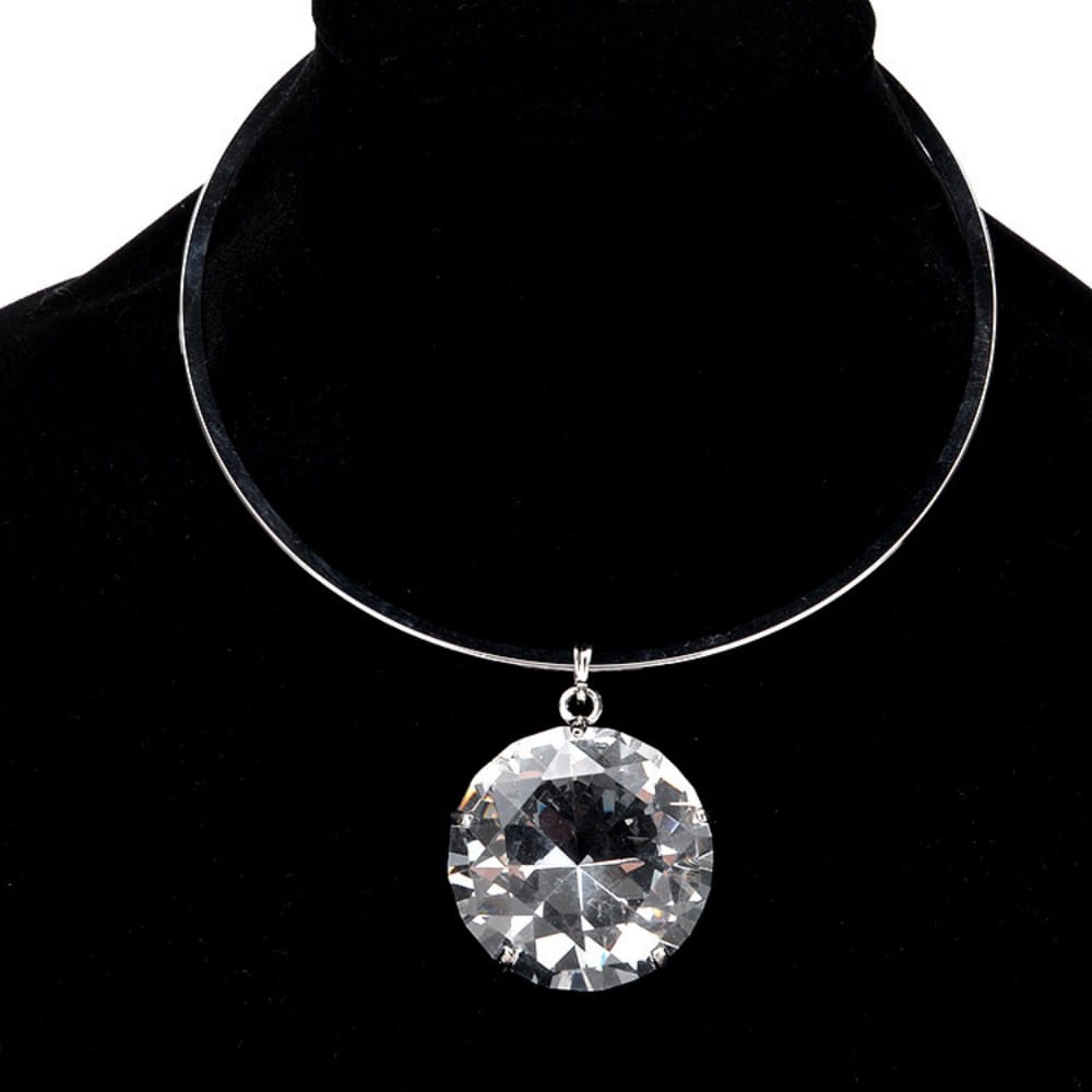 ein funkelnder klarer Strassstein-Kristallanhänger, der von einer eleganten silberfarbenen Choker-Kette herabhängt, entworfen als Partyschmuck