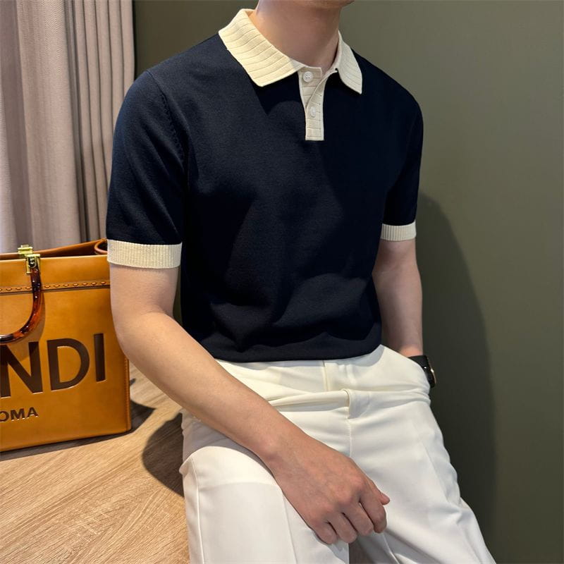 Camiseta tipo polo de punto con bloques de color azul marino con cuello acanalado crema y puños de las mangas, confeccionada en tejido de punto suave.