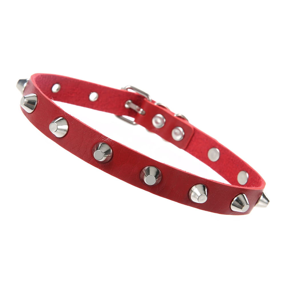 ras-cou en cuir rouge à pointes style punk, col orné de clous métalliques à tons argentés et d'une boucle assortie, idéal pour la soirée, les fêtes et la mode gothique.