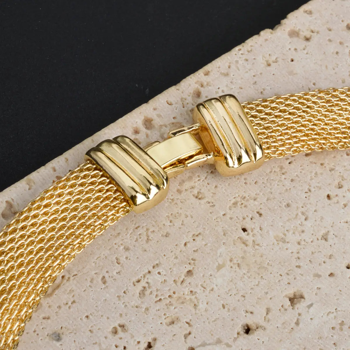 Collar de malla en tono dorado con un broche rectangular elegante del juego de joyería de león de oro de Dubái de 18 quilates.