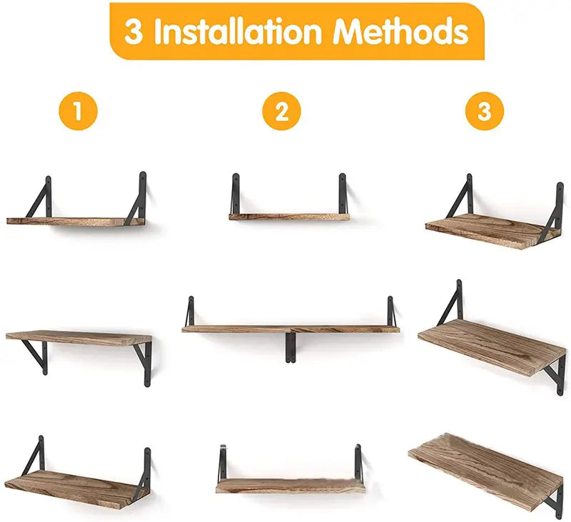 Des étagères murales flottantes en bois rustique avec des supports en métal noir servent d’élément décoratif et de rangement pratique pour organiser le salon.