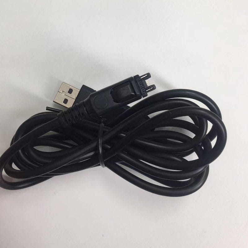 Câble de charge noir avec connecteurs USB-A standard et propriétaires, torsadés avec soin pour l’utilisation avec Motorola MTP850s, MTP810, MTP750 et MTP850s