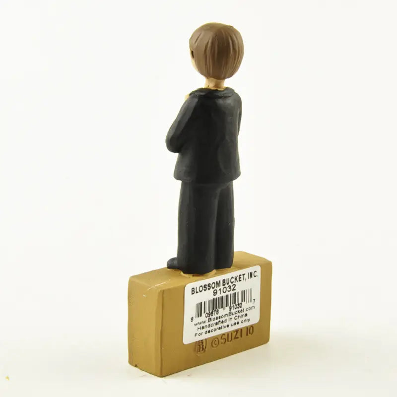 figurine en résine noire de jeune fille de première communion au cheveux bruns, se tenant debout sur une base rectangulaire beige pour décoration de table
