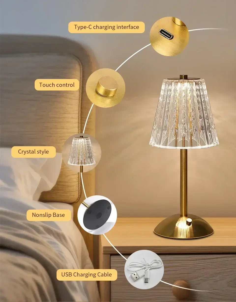Goldlackierte wiederaufladbare Tischlampe mit einem kristallähnlichen facettierten Glasschirm und einer schlanken Metallbasis, die eine elegante Lichtquelle bietet.