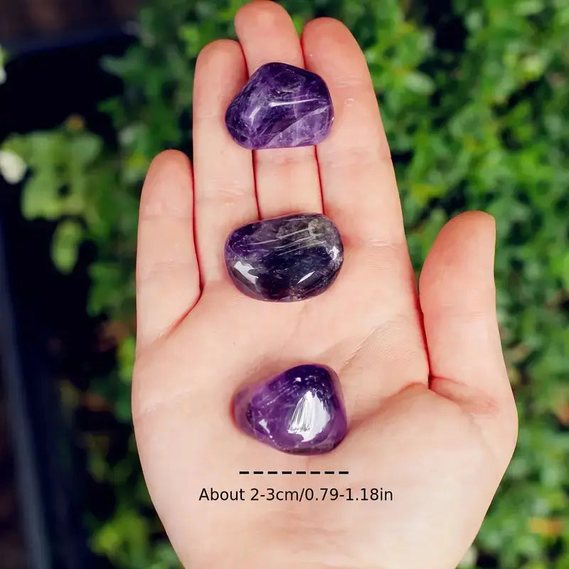 Trois pierres roulées naturelles polies et lisses d’améthyste, pesant 100 g, avec des nuances de pourpre et des motifs internes subtils, à utiliser pour des soins de reiki.