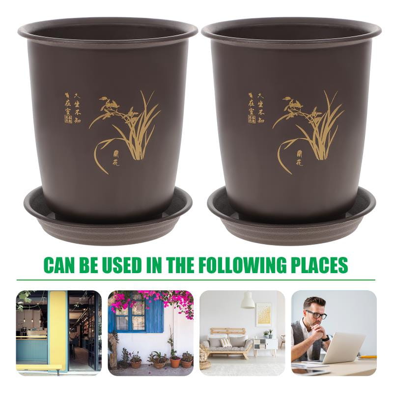 金の蘭および中国の書道文字のデカールを施した茶色のプラスチック製ラン鉢。それぞれマッチするトレーを組み合わせており、育苗施設(ナーサリー)で効率よく使用するための植物育苗用鉢として設計されています。