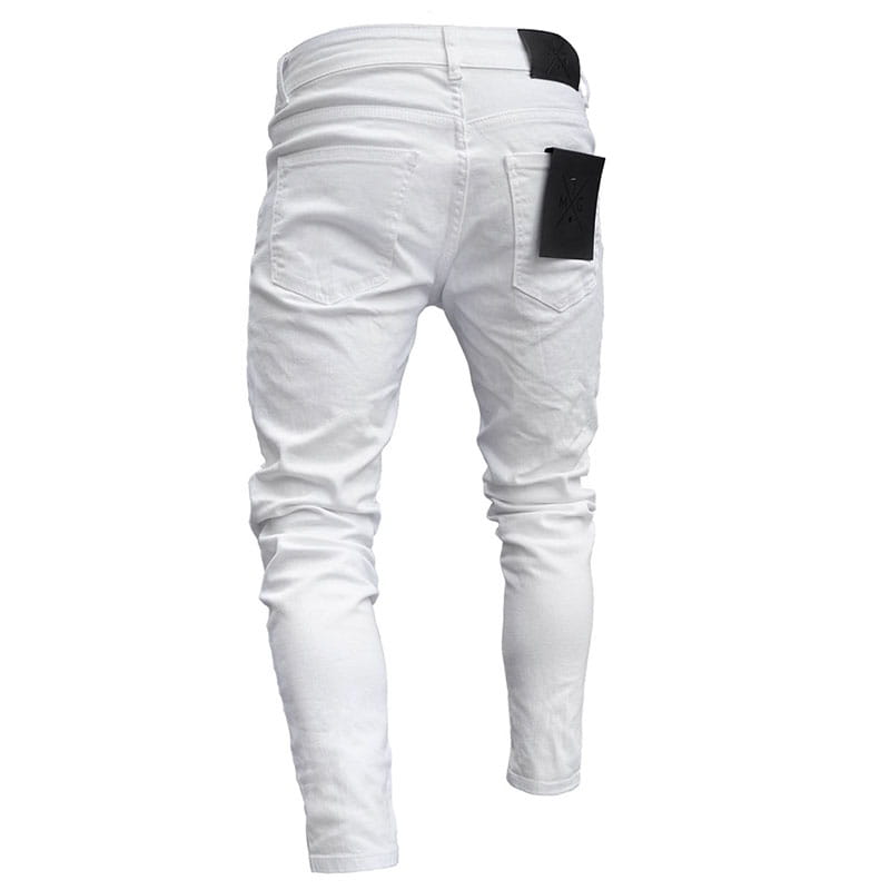 Face arrière de jeans skinny déchirés slim-fit pour hommes, brodés, en blanc, avec des patchs en cuir noir sur la ceinture et la poche arrière, dans un style hip-hop denim slim.