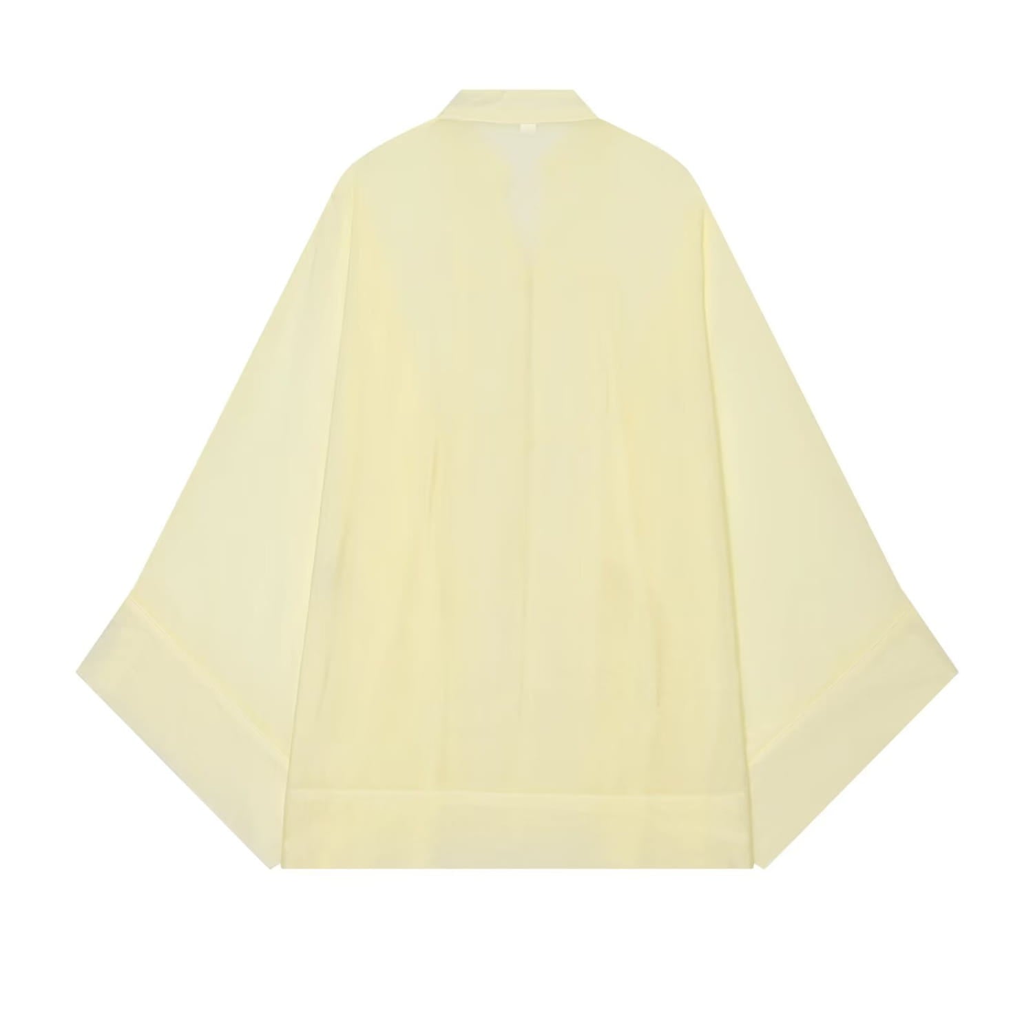 Kimono jaune pâle léger en soie à manches amples et col simple, présenté comme une chemise décontractée dans un style blouse à manches longues transparente.