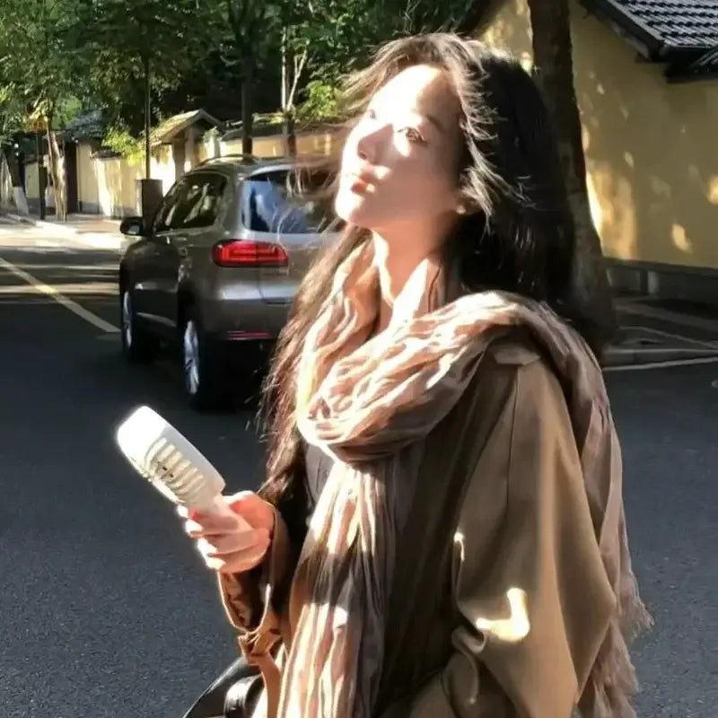 Cepillo de plástico para el cabello con un diseño moderno y elegante y detalles sutiles grabados junto con una bufanda de algodón lino color sólido transpirable para mujer