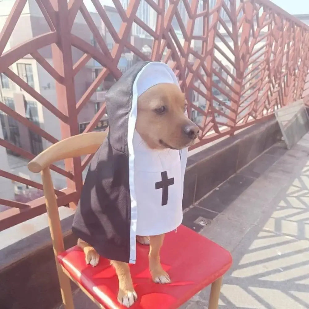 Un perro mascota canela que lleva un disfraz de monja en negro y blanco hecho de fibra de poliéster, con un emblema de cruz en la parte frontal.