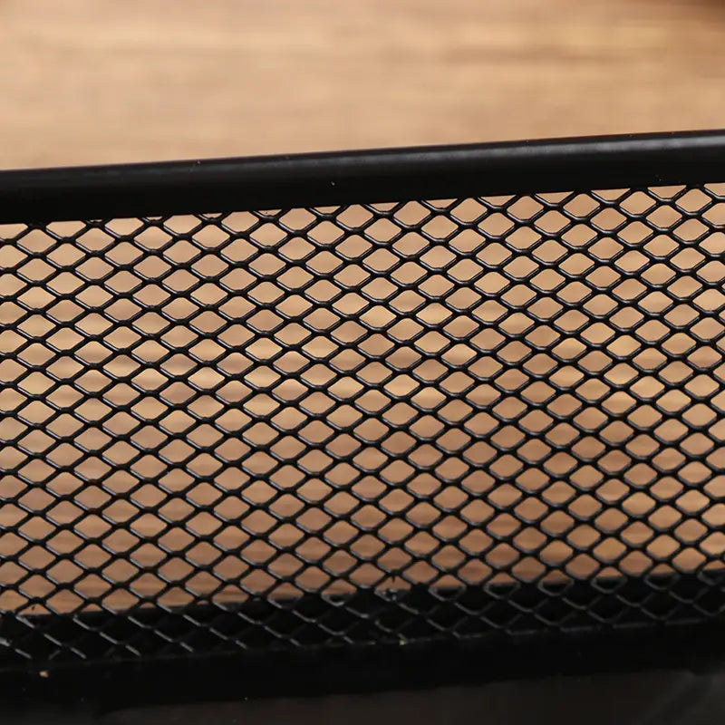 Schwarzer Metall-Mesh-Schreibtischorganizer mit elegantem, rautenförmigem Gittermuster und verstärkten Kanten zur Stifte- und Aktenaufbewahrung.