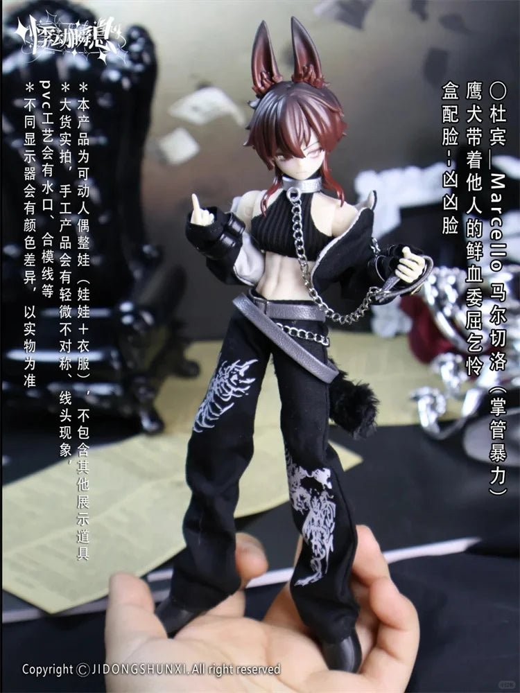 Figura coleccionable de anime gótico de acabado en producto final en negro y plateado: muñeca con orejas de zorro y vestimenta negra con patrones tribales blancos en los pantalones.