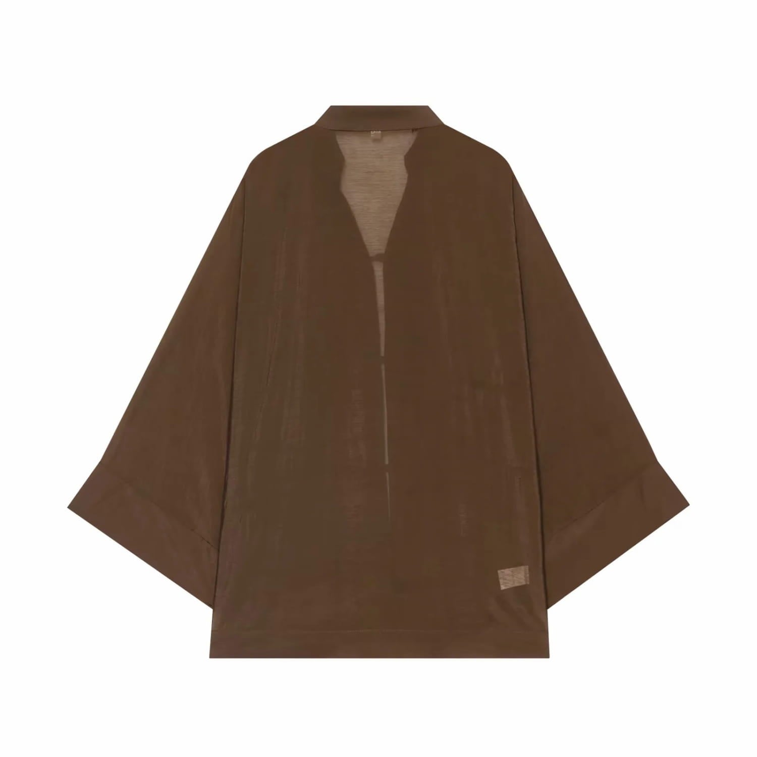 Haut marron élégant au style minimaliste, type kimono, avec manches amples et fente avant discrète, présenté parmi les chemises décontractées.