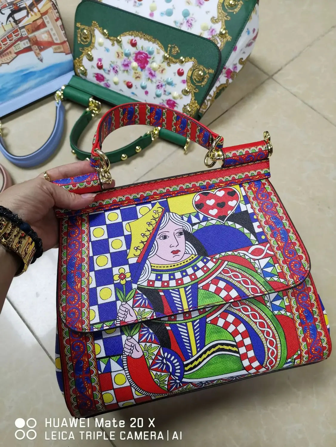 Sac bandoulière en cuir vintage, art raffiné, en cuir rouge et bleu éclatants, présentant un motif de reine des cœurs, avec quincaillerie dorée.