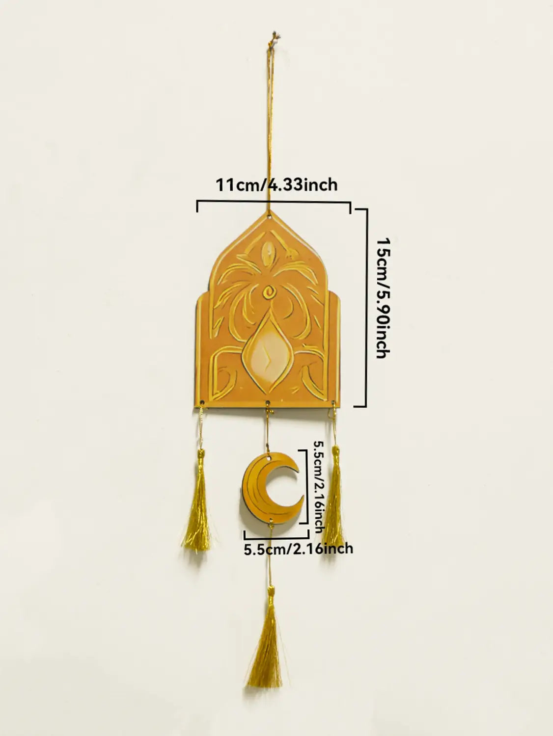 Farol de luna estrella de resina con tallado intrincado color dorado, con media luna y borlas, diseñado como decoración de pared de Ramadán islámico en estilo moderno.
