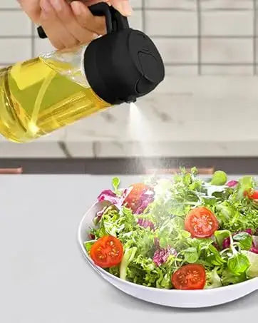 vaporisateur d’huile en verre transparent avec dessus de pompe en plastique noir, rempli d’une huile d’olive jaune doré, conçu comme une bouteille doseuse d’huile de cuisine 2-en-1 de 500 ml.