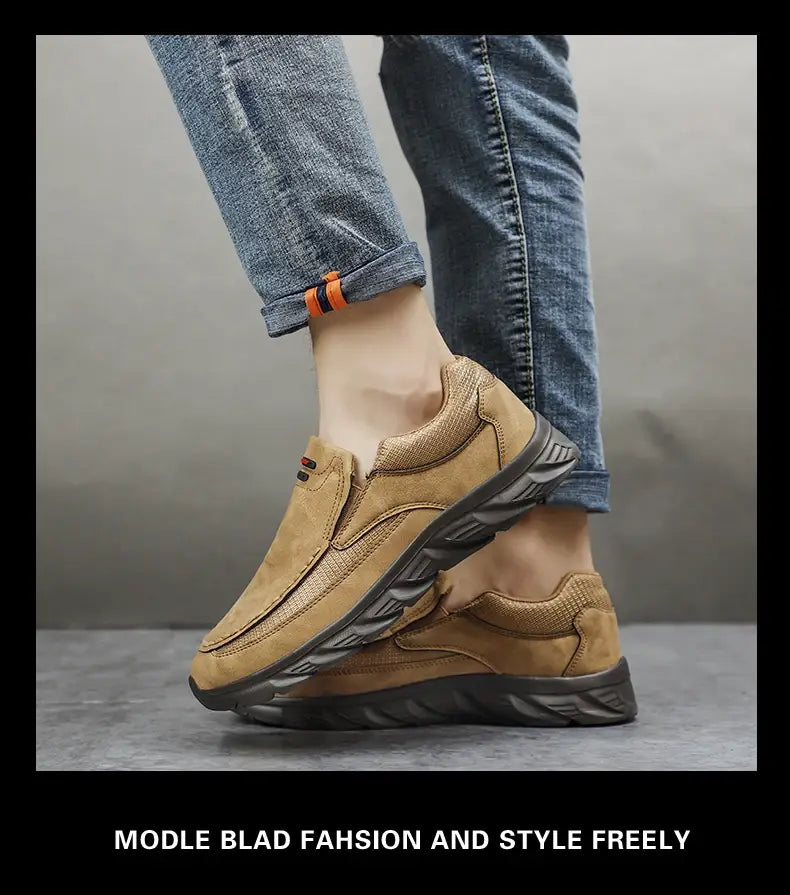 Herren-Lederschuhe im lässigen Stil aus beigem Wildleder mit schwarzer Gummisohle und Mesh-Details.