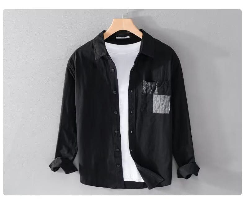 Herren-Patchwork-Taschenhemdjacke im Casual-Stil in Schwarz mit langen Ärmeln und einer dezenten, strukturierten Patchapplikation auf der linken Brusttasche.
