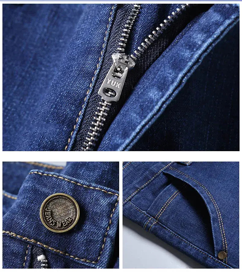 Jeans en denim extensible à coupe slim pour hommes en bleu foncé, présentant une tirette de fermeture éclair argentée gravée de yuk et un bouton en laiton au style vintage portant l’inscription « jeans wear ».