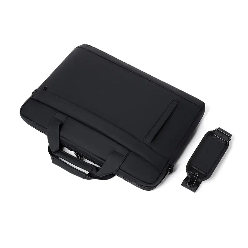 Sacoche professionnelle pour ordinateur portable en attaché/porte-documents noire, dotée d’une housse pour ordinateur portable noire élégante et minimaliste, ainsi que d’une bandoulière détachable assortie.