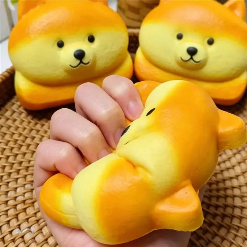 Orange-gelbes Farbverlaufssilikon, langsam aufsteigendes, weiches Hundespielzeug, geformt wie Brot zur Stresslinderung und zum Spielen.