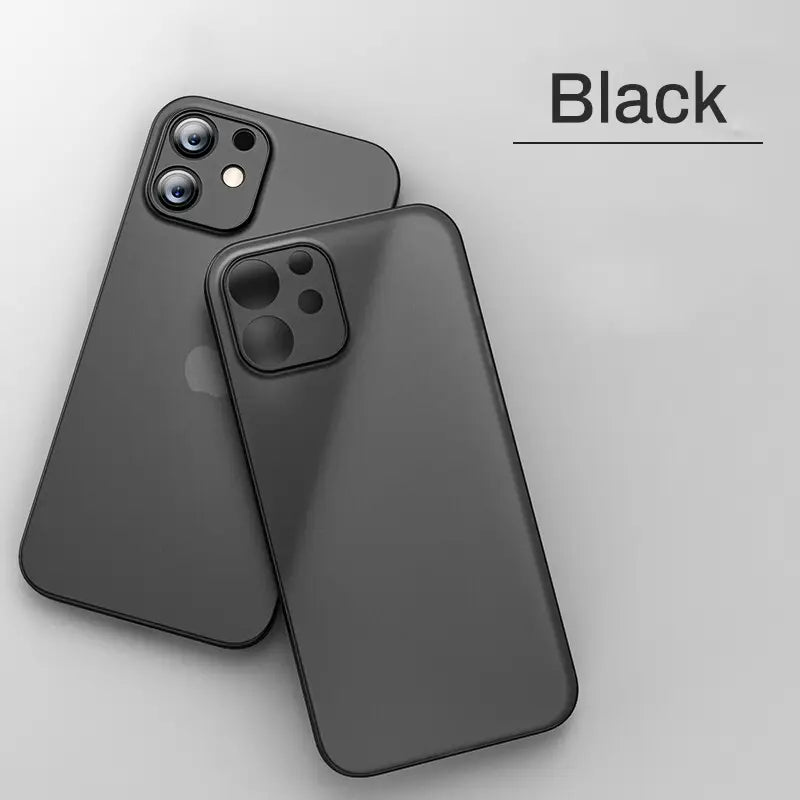 ブラックの透明タイプの極薄マットiPhoneケース。背面から撮影された、洗練されたミニマルデザインです。